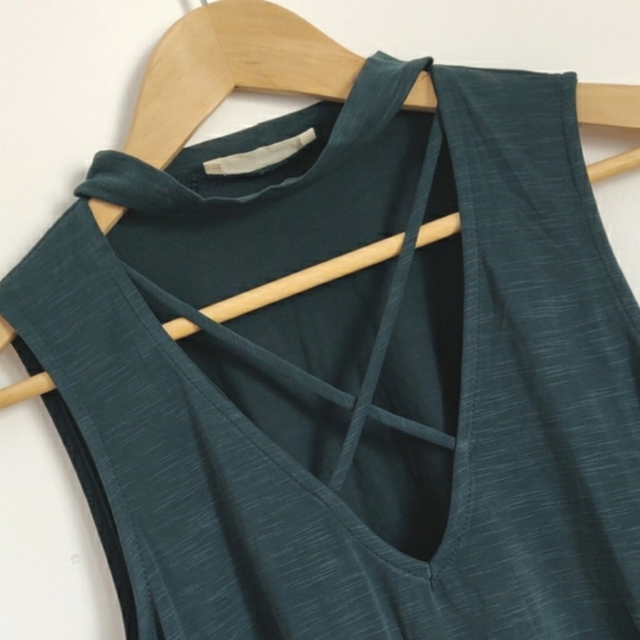 FINAL SALE 🆕🌿CRISS CROSS HALTER TOP🌿 - Picture 2 of 9